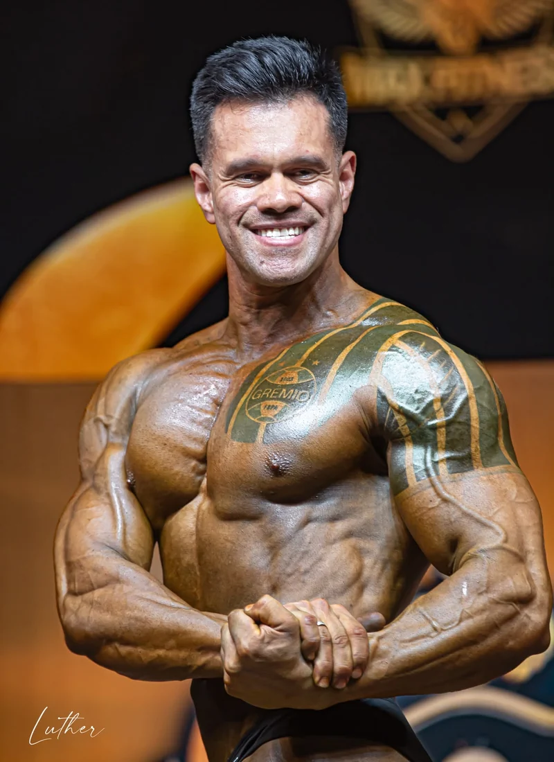 Rafael Carvalho, atleta de fisiculturismo, com troféu de competição